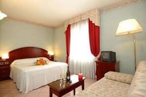 1 bedroom, Egyptian cotton sheets, premium bedding, down comforters - Venice Palace Hotel (Mirano)