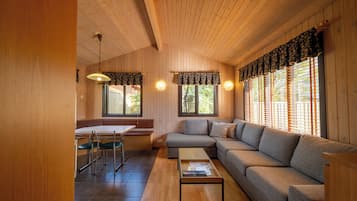 Cottage Tradizionale, 2 camere da letto, idromassaggio | Soggiorno | TV 40 pollici con canali satellitari