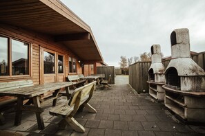 BBQ/picnic area - Minniborgir Cottages & Restaurant (Selfoss)