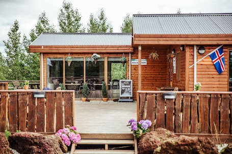 Exterior. Minniborgir Cottages & Restaurant