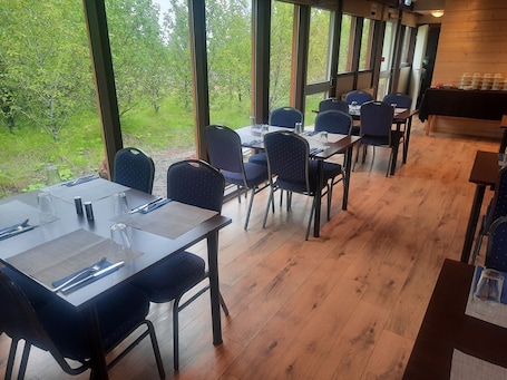 Breakfast, lunch, dinner served; garden views. Minniborgir Cottages & Restaurant