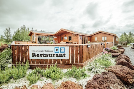 Breakfast, lunch, dinner served; garden views. Minniborgir Cottages & Restaurant