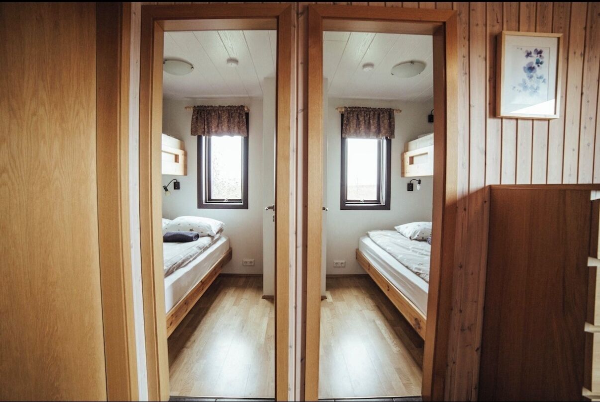 Cortinas blackout, wifi gratis y ropa de cama 