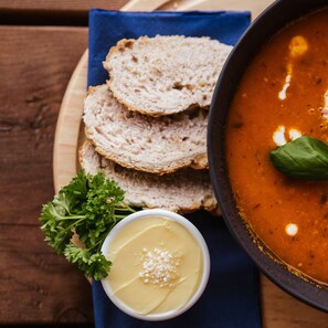 Frukost, lunch, middag och brunch serveras 