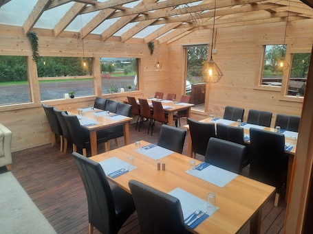 Breakfast, lunch, dinner served; garden views. Minniborgir Cottages & Restaurant