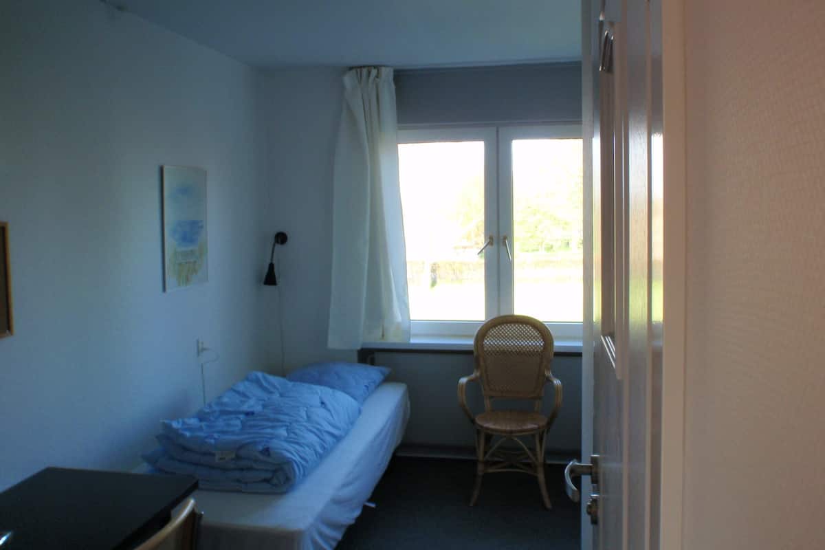 Economy Single Room, Shared Bathroom (with sink - linen excluded) | Individually decorated, desk, free cribs/infant beds