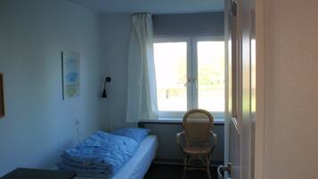 Chambre Simple Économique, salle de bains commune (with sink - linen excluded) | Décoration personnalisée, bureau, lits bébé (gratuits)