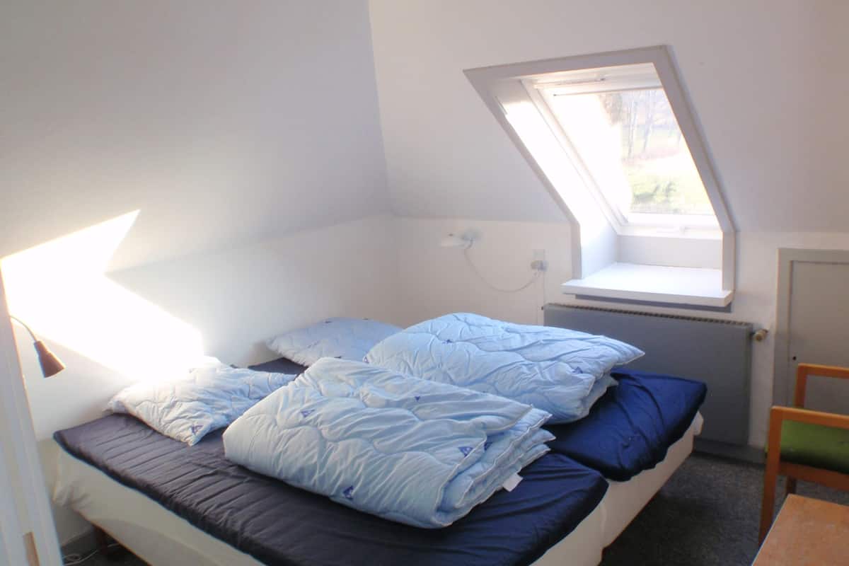 Double Room, Private Bathroom (linen excluded) | Individually decorated, desk, free cribs/infant beds