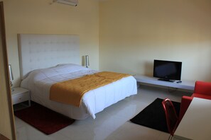 Standard Double Room | Premium bedding, in-room safe, desk, free WiFi - Malaika Hotel (Bissau)