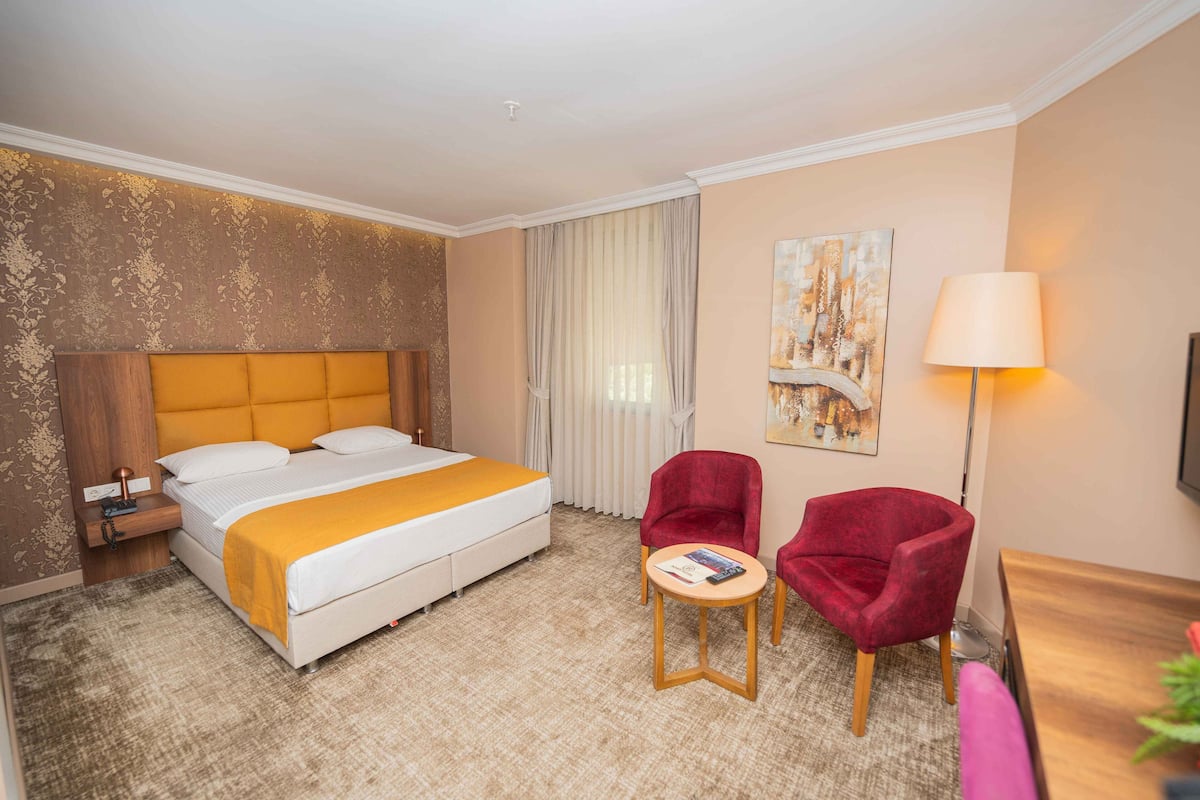 1 bedroom, premium bedding, minibar, in-room safe