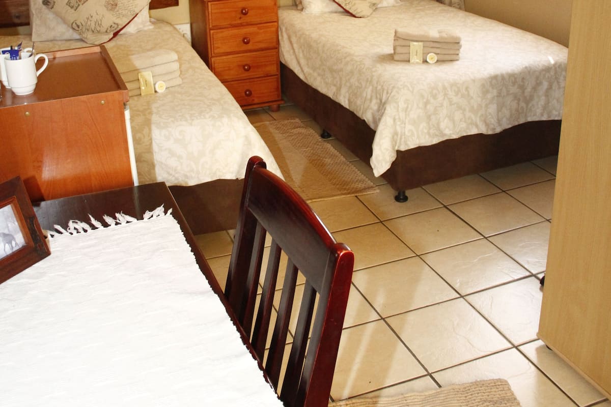 Twin kamer, 2 eenpersoonsbedden | Een minibar, een kluis op de kamer, individueel gedecoreerd