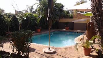 季節性室外泳池;泳池傘、躺椅