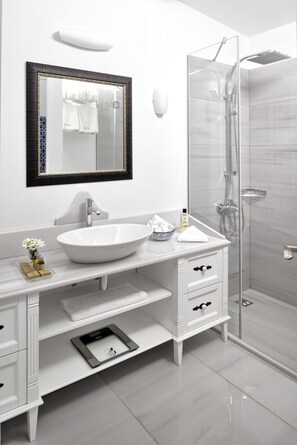 Shower, rainfall showerhead, free toiletries, hair dryer - Nexthouse Pera (Istanbul)
