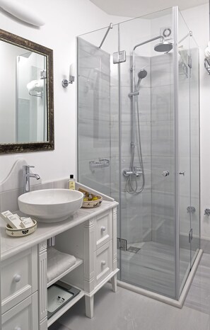 Chambre | Salle de bain | Douche, douche cascade, articles de toilette (gratuits)