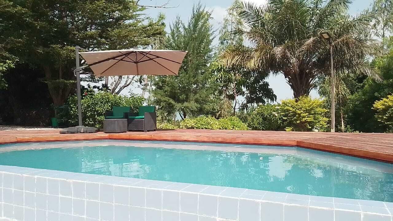 Piscina externa, guarda-sóis