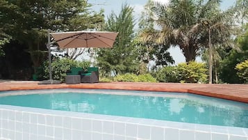 Piscina externa, guarda-sóis