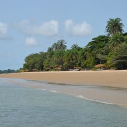Bãi biển riêng, dù trên bãi biển, khăn tắm biển, câu cá