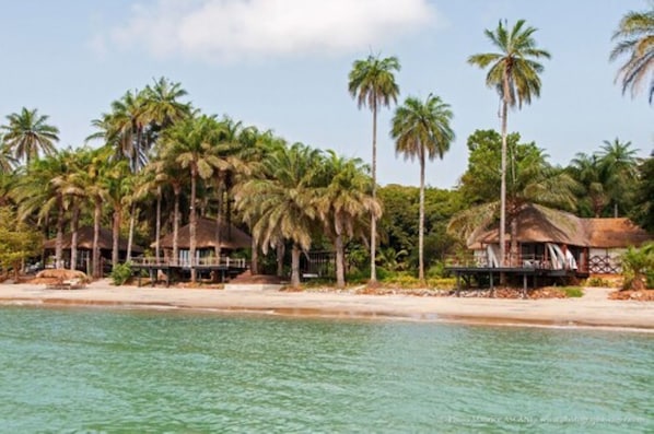 Privatstrand, Sonnenschirme, Strandtücher, Angeln