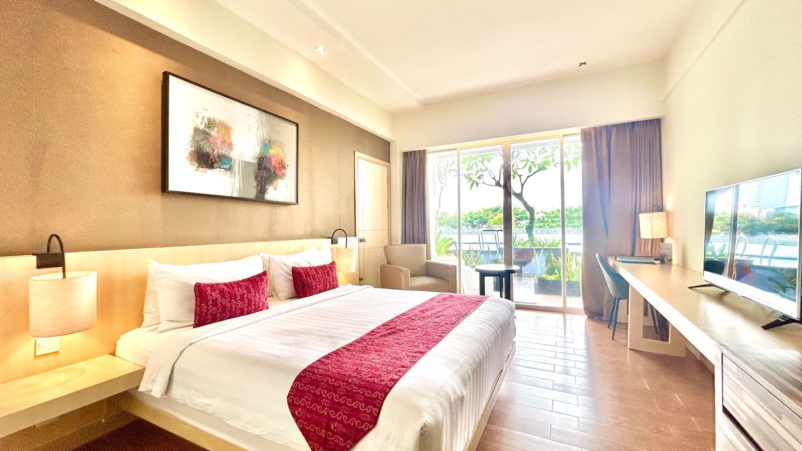 Executive King Smoking | Premium bedding, minibar, in-room safe, desk