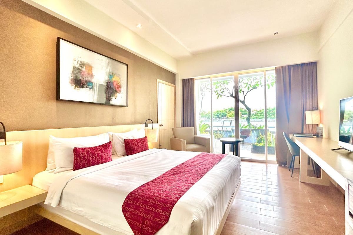 Executive King Smoking | Premium bedding, minibar, in-room safe, desk