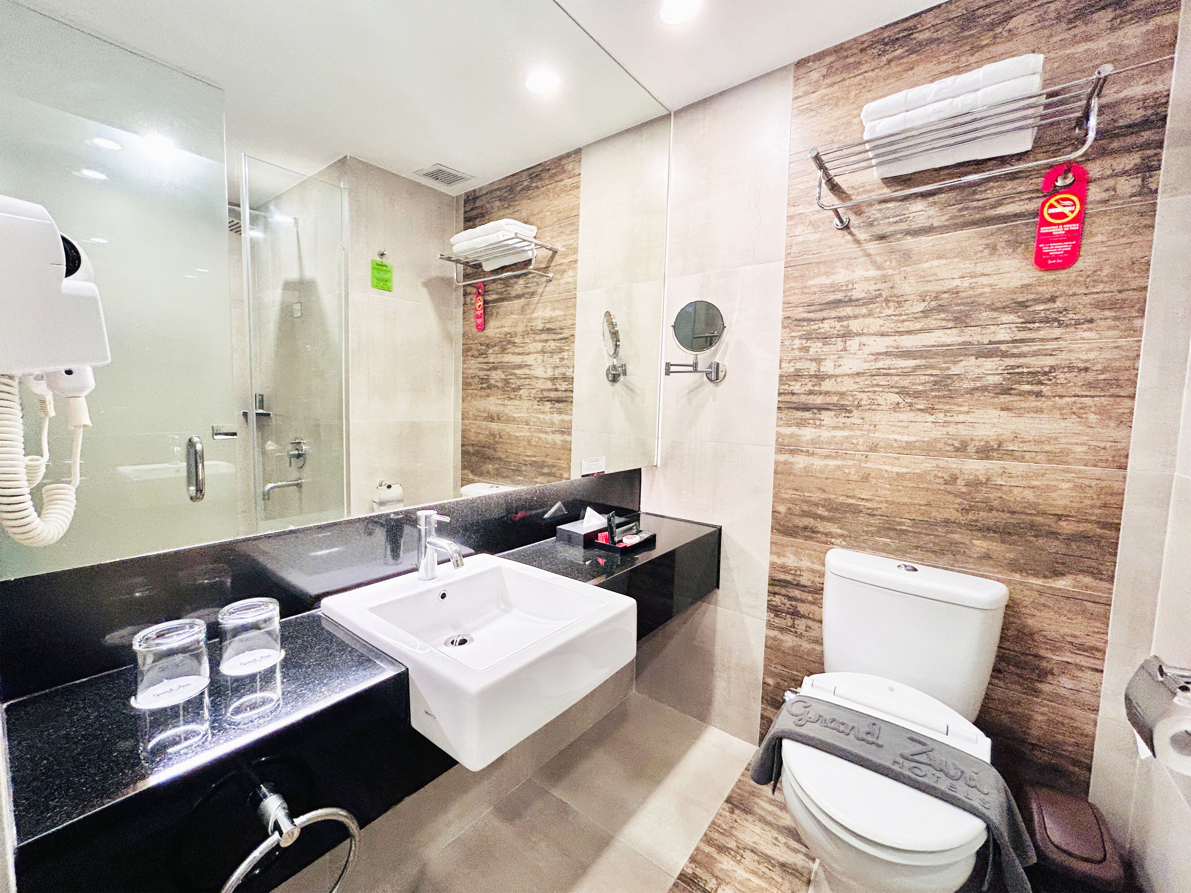 new superior king/ double (non smoking) | bathroom | free toiletries, hair dryer, slippers, bidet