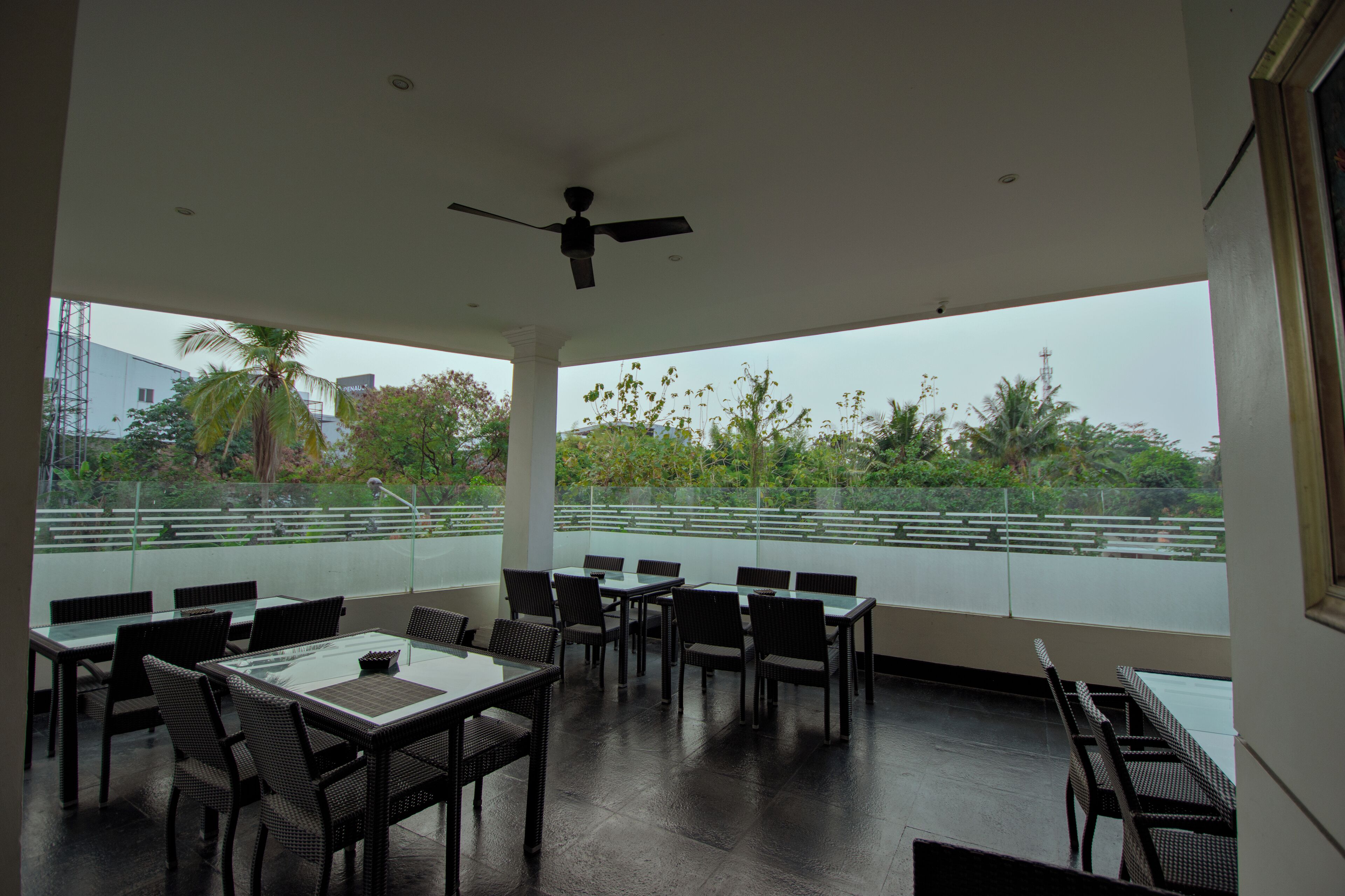 breakfast, lunch, dinner served; international cuisine