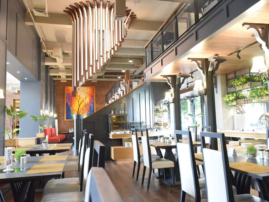 Breakfast, lunch, dinner served; international cuisine