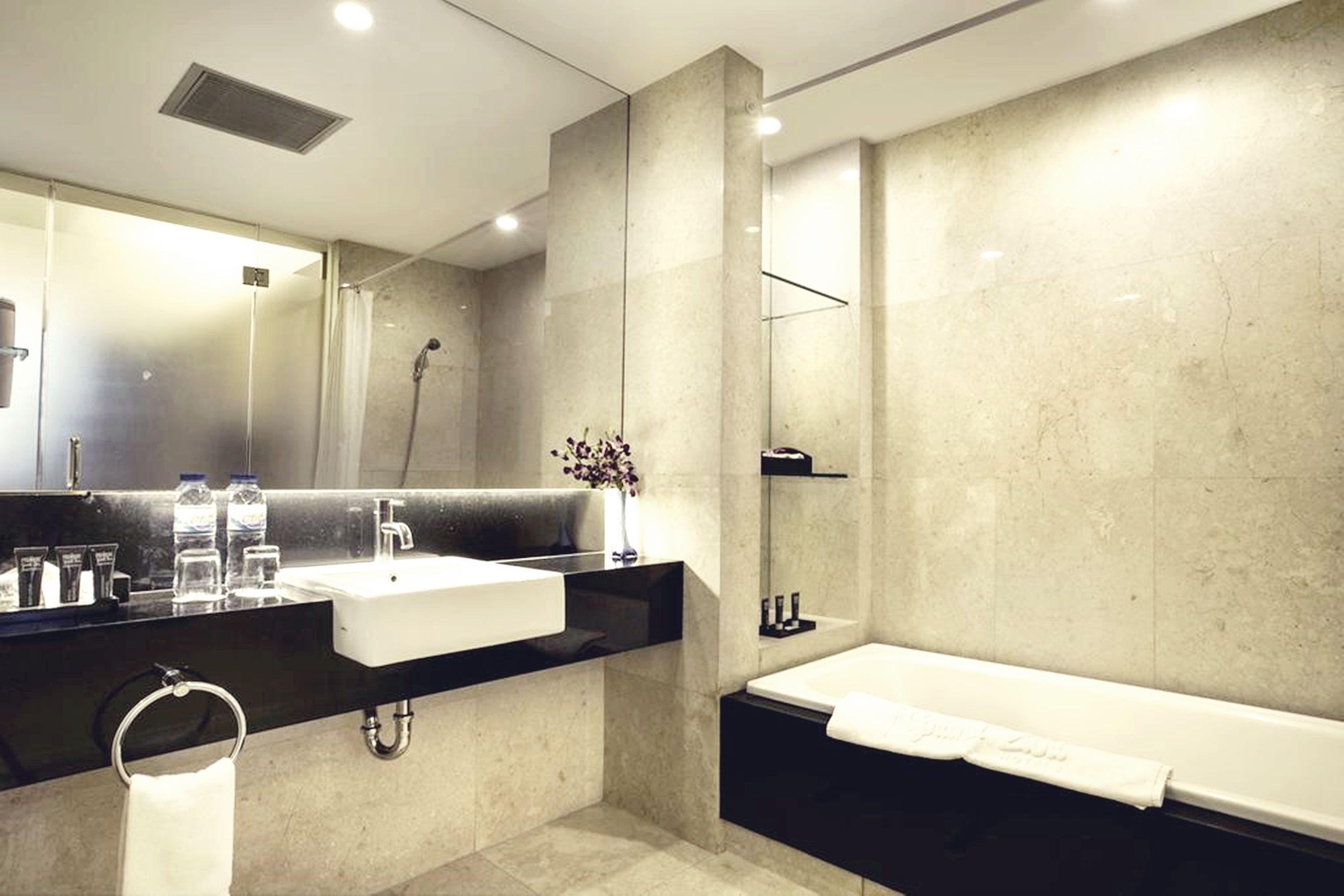 junior suite (smoking) | bathroom | free toiletries, hair dryer, slippers, bidet