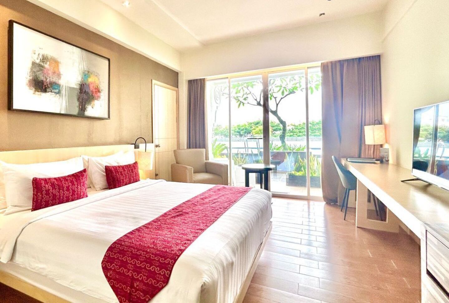 Executive King Smoking | Seprai premium, minibar, brankas, dan meja kerja