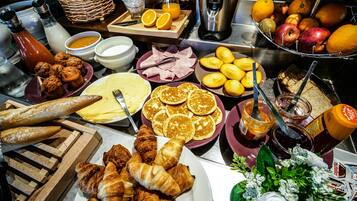 Petit déjeuner buffet (9.5 EUR par personne)