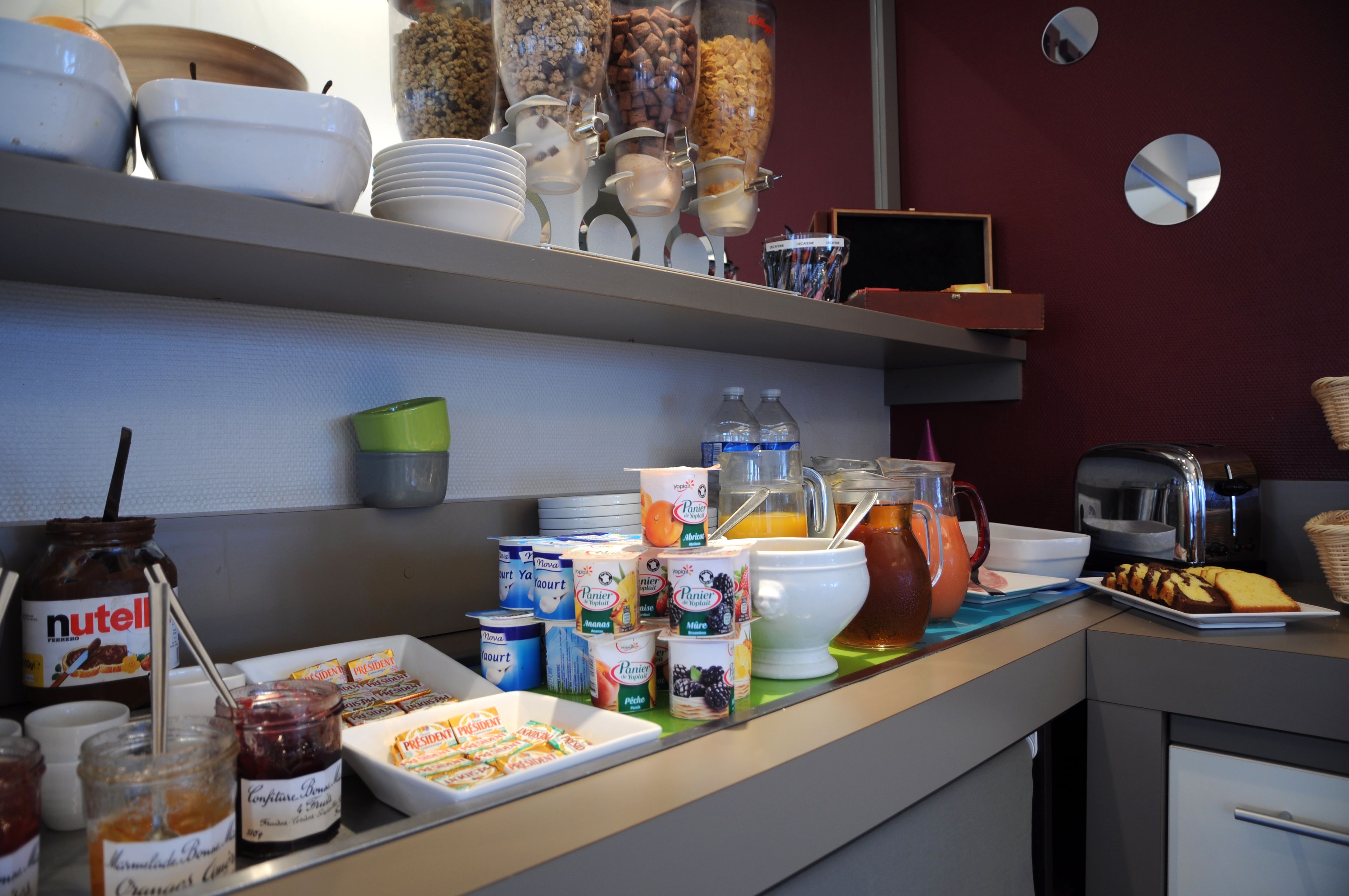 Een ontbijtbuffet met diverse soorten eten en toevoegingen.