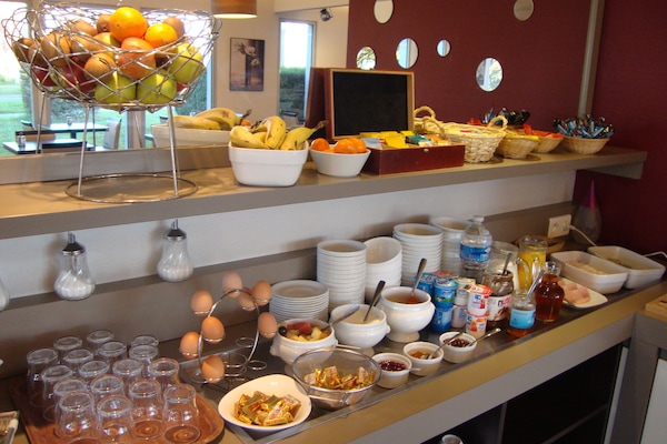 Päivittäinen buffetaamiainen (9.5 EUR per henkilö)