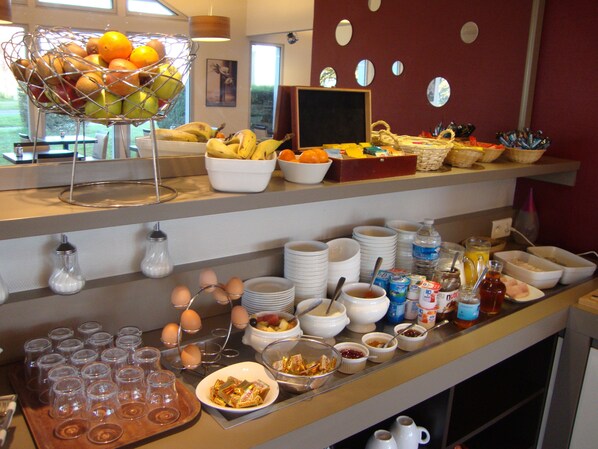 Desayuno buffet diario (EUR 9.5 por persona)