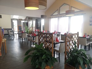 Phục vụ bữa sáng và bữa tối, món Pháp 