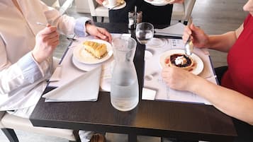 Petit déjeuner et dîner servis sur place, spécialités Cuisine française