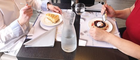 Petit déjeuner et dîner servis sur place, spécialités Cuisine française