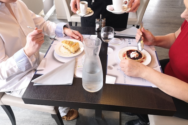 Se sirven desayunos, cenas y cocina francesa