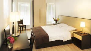 Habitación estándar con 2 camas individuales, baño privado, en edificio contiguo (Grange) | Escritorio, wifi gratis y ropa de cama 