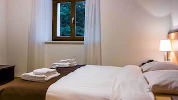 Chambre Triple Standard, salle de bains privée, dans les dépendances (Grange) | Bureau, Wi-Fi gratuit, draps fournis