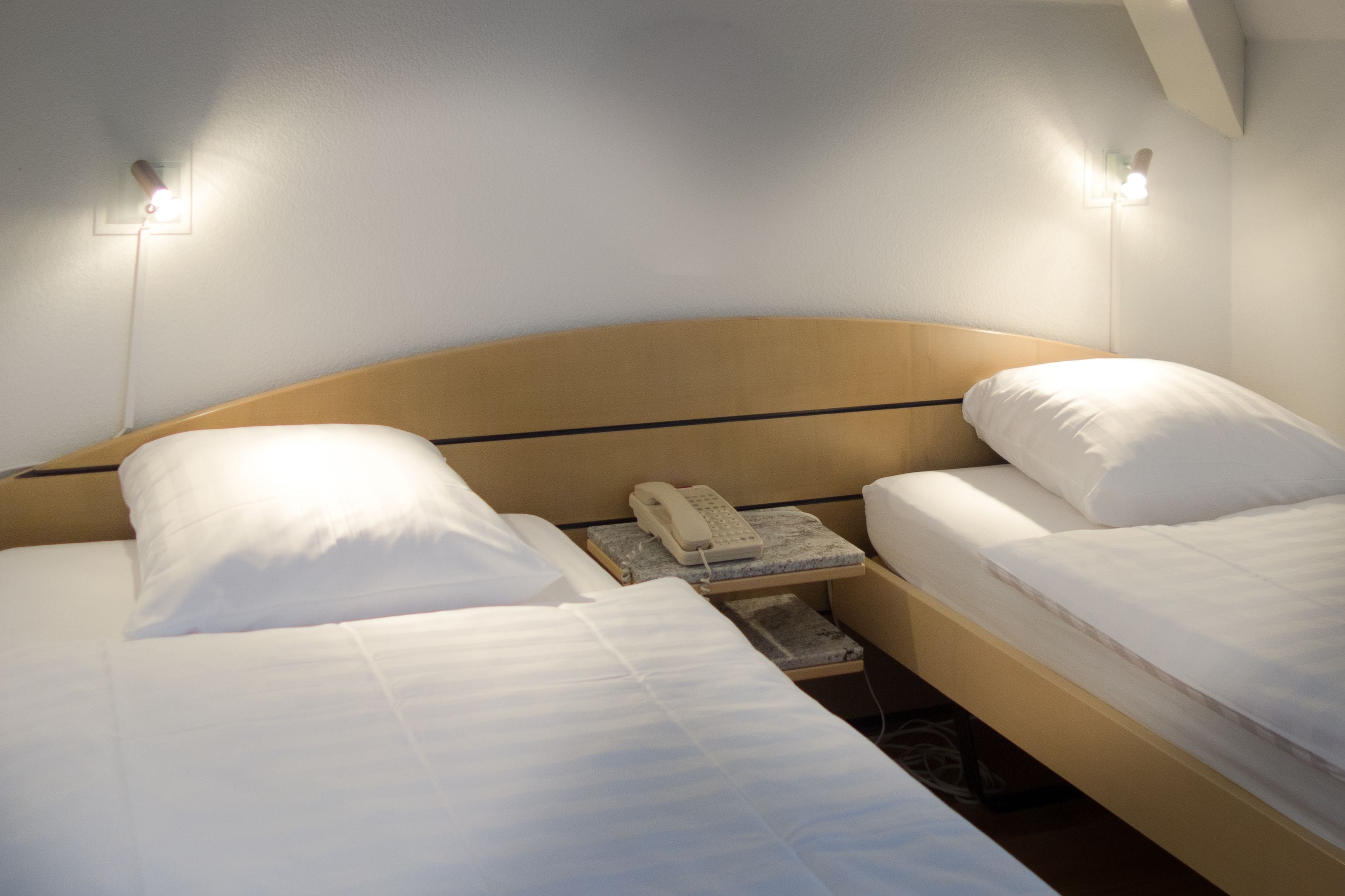 standard twin room, shared bathroom (colombie) | desk, free wifi, bed sheets