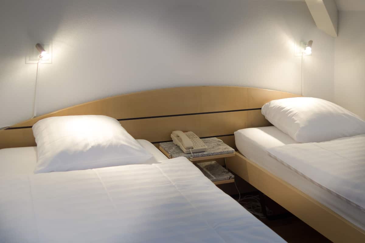 standard twin room, shared bathroom (colombie) | desk, free wifi, bed sheets