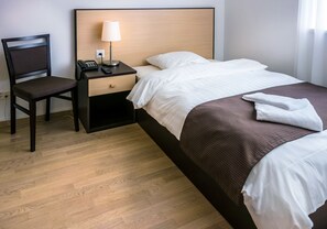 Habitación triple estándar, baño privado, en edificio contiguo (Grange) | Escritorio, wifi gratis y ropa de cama 