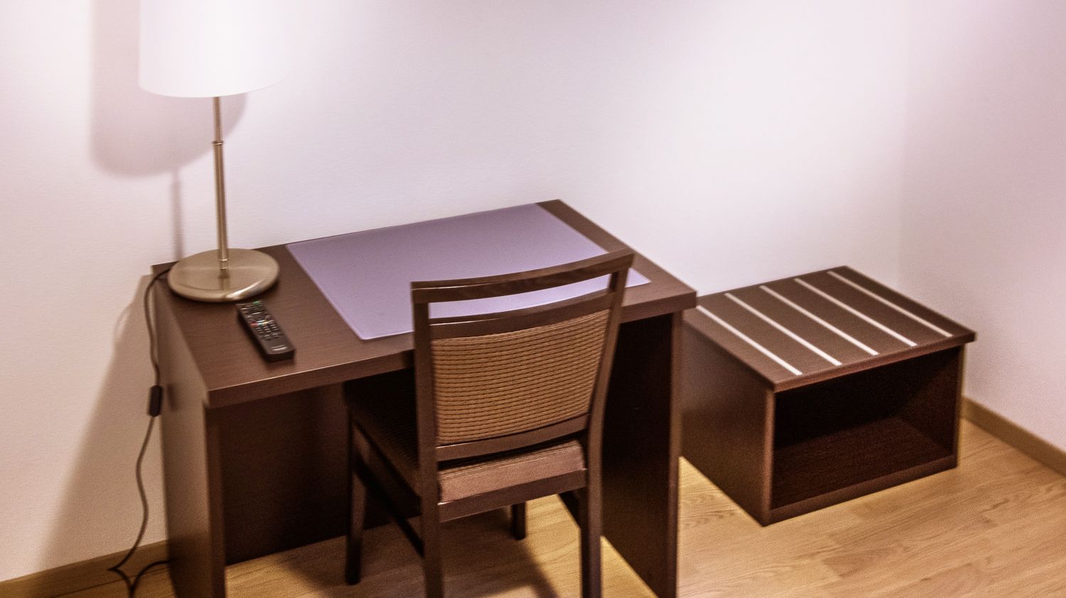 desk, free wifi, bed sheets