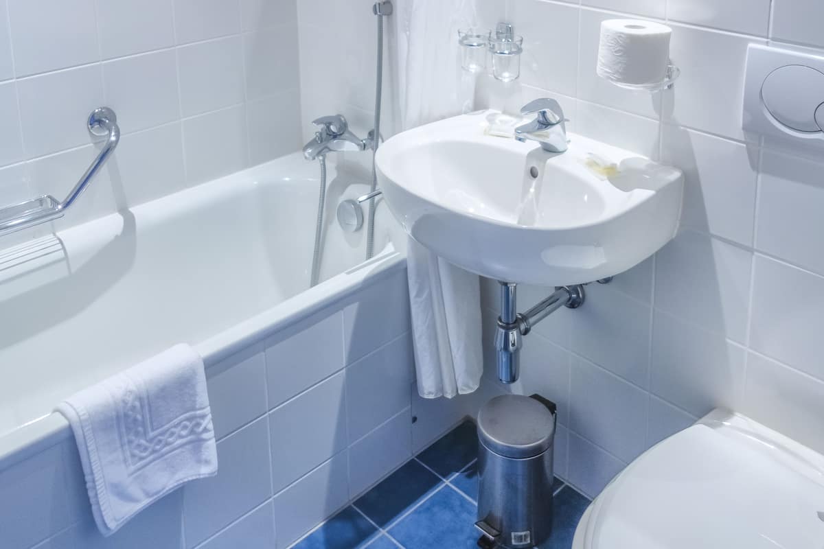 standard twin room, private bathroom, lake view (château léman) | bathroom | free toiletries, hair dryer, towels