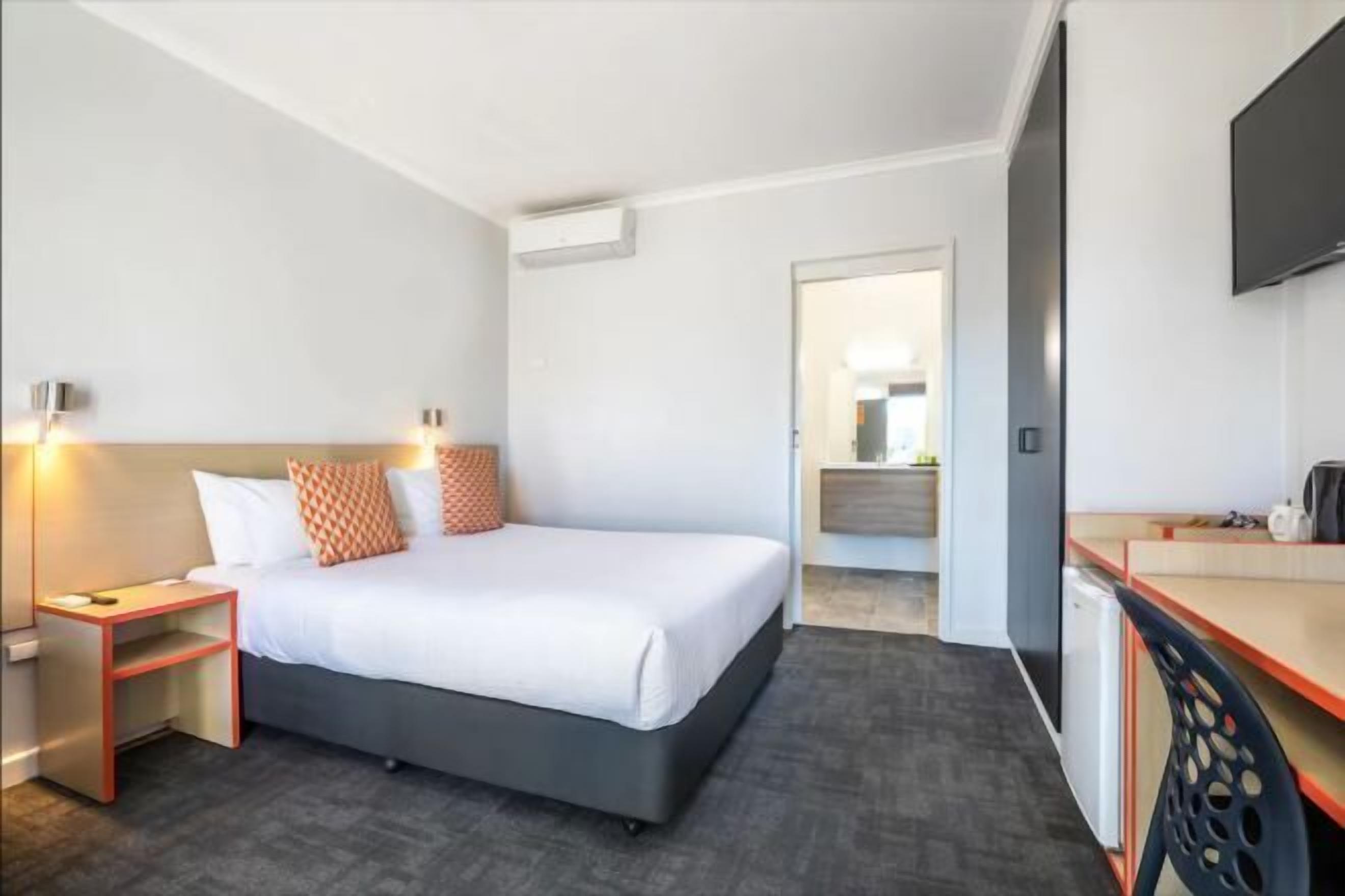 Bureau, fer et planche à repasser, Wi-Fi gratuit, draps fournis