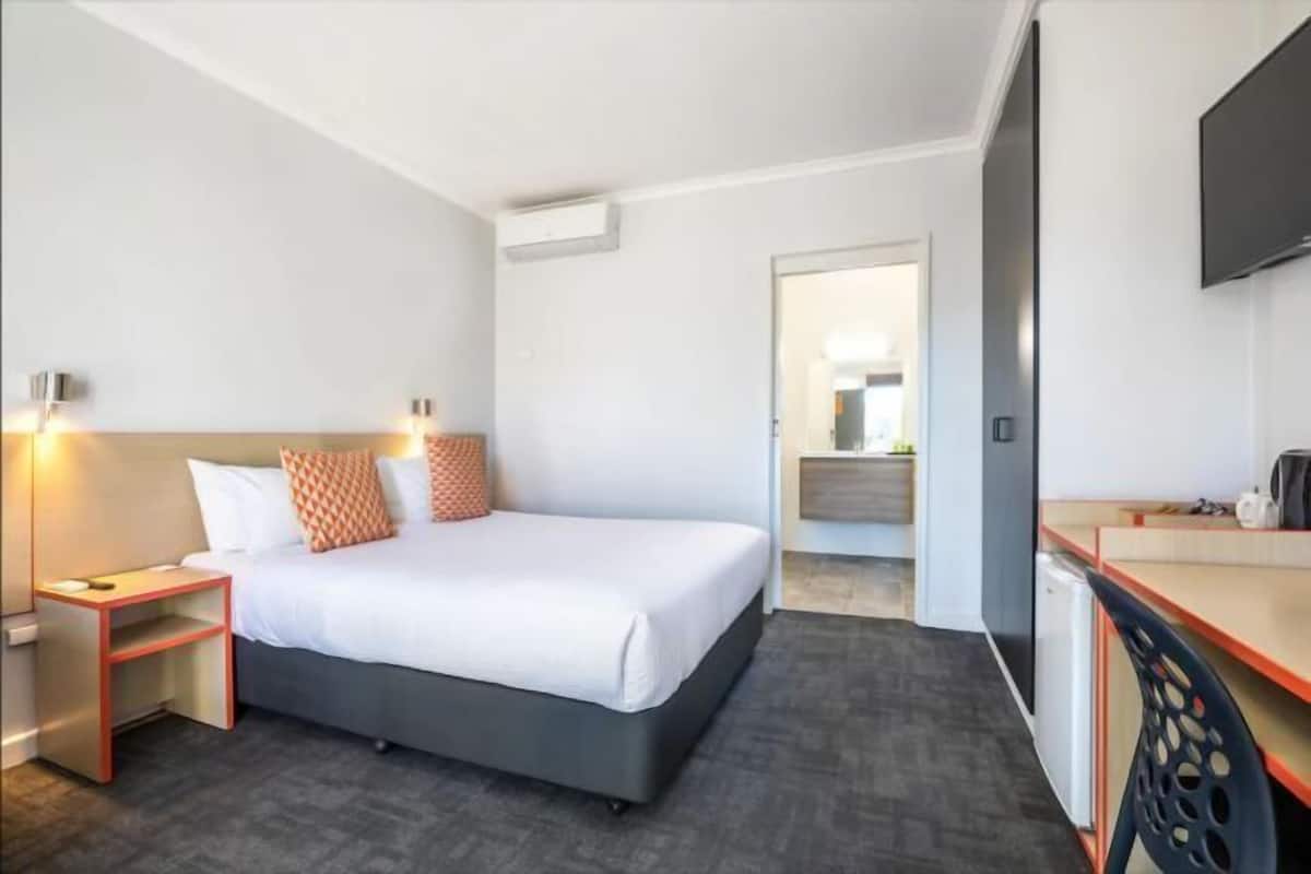 Bureau, fer et planche à repasser, Wi-Fi gratuit, draps fournis