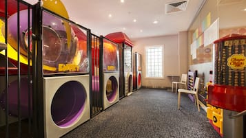 Área de juegos infantiles bajo techo