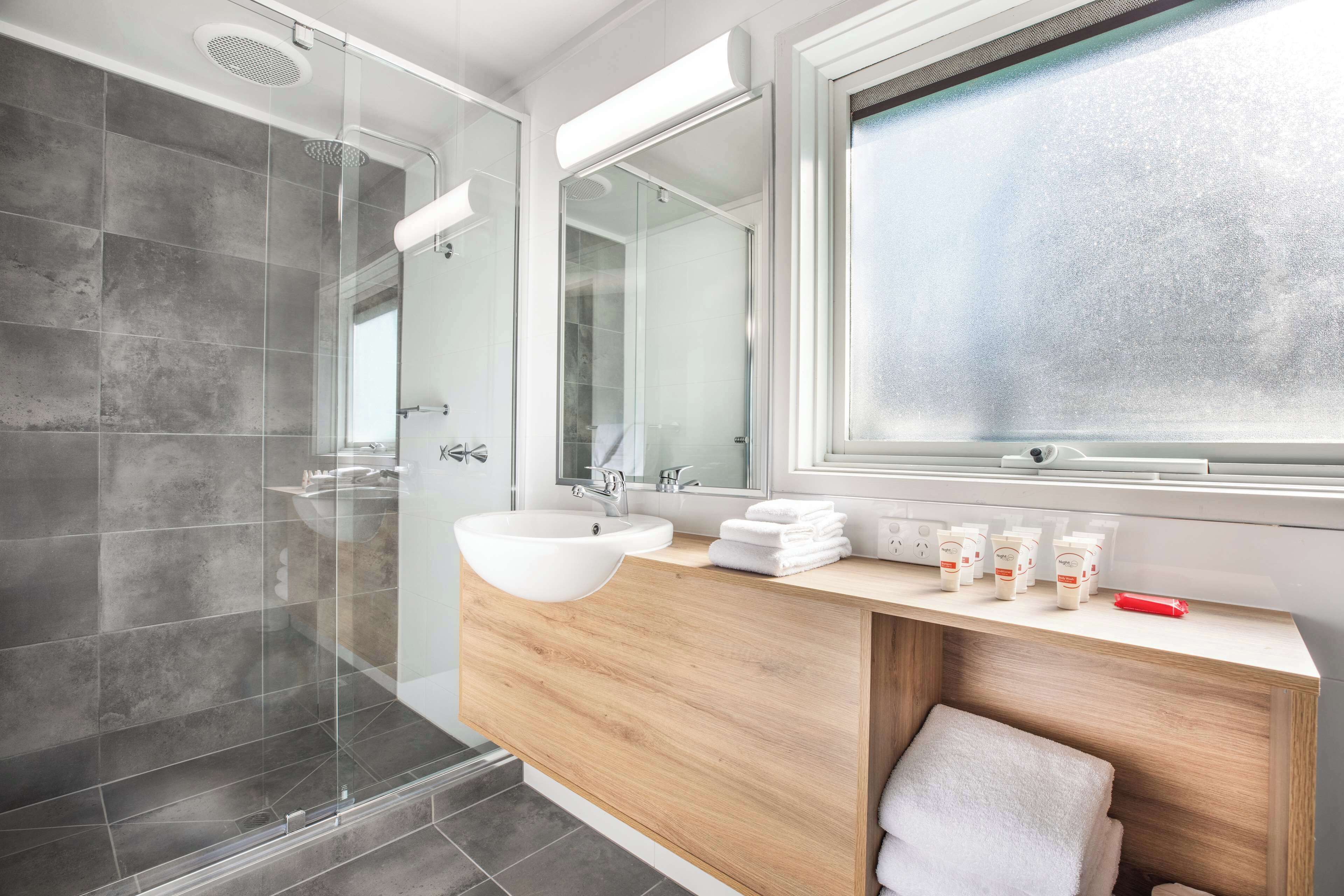 Ducha, toallas, jabón y champú