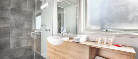 Douche, serviettes fournies, savon, shampoing