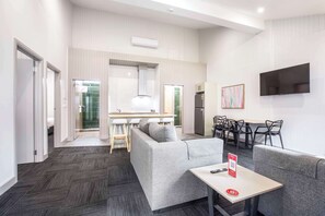 Apartamento família | Escrivaninha, ferros/tábuas de passar roupa, Wi-Fi de cortesia